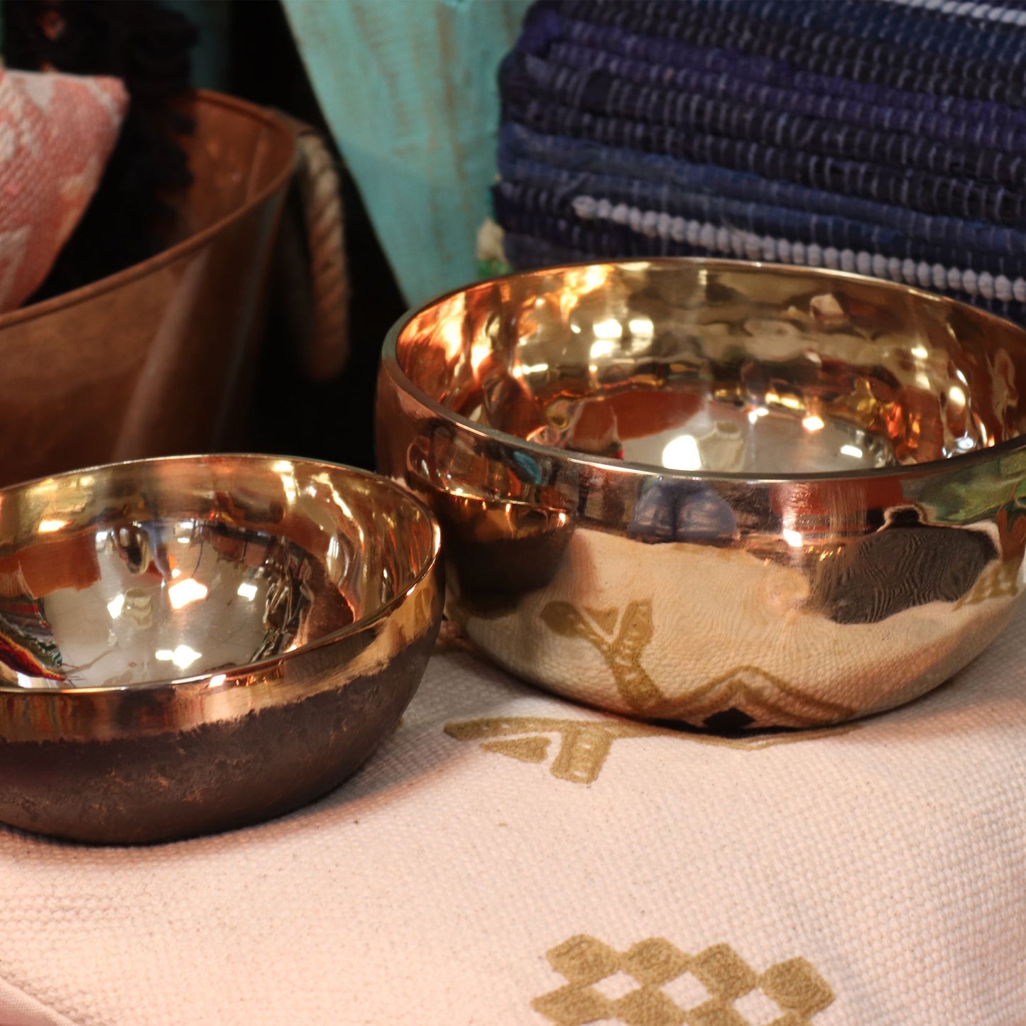 Extra Large Shining Bell-Metal Handmade Singing Bowl – 21cm Polished Bronze