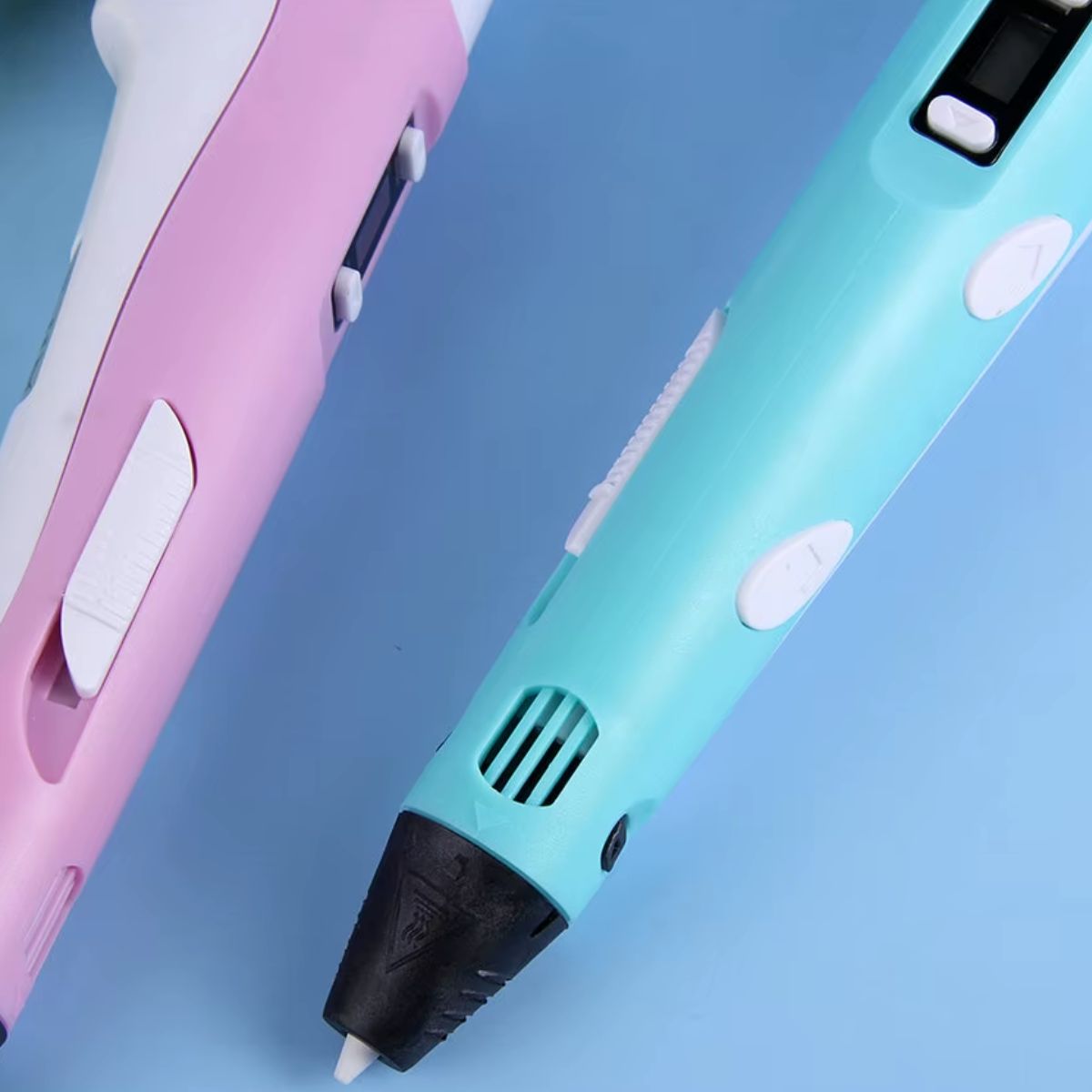 Pink and blue 3D printing pens with LED display, suitable for PLA and ABS filaments, arranged on a blue background.